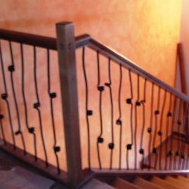 Carpintería Marjo escalera con barandillas metálicas