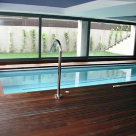 Carpintería Marjo piso de madera en piscina interior
