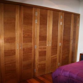 Carpintería Marjo armario con puertas de madera fina