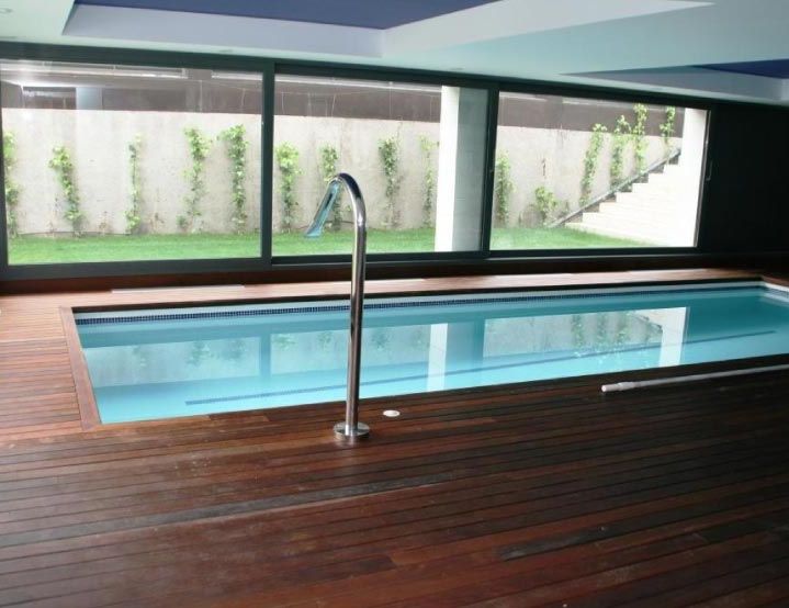 Carpintería Marjo piso de madera con piscina