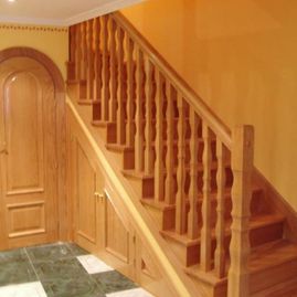 Carpintería Marjo escalera y puerta de madera